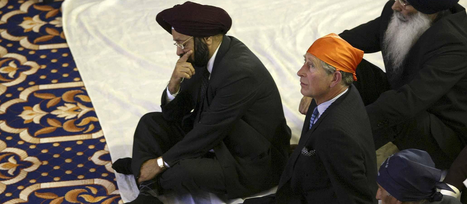 Prince Charles mit Kopfbedeckung in einem Sikh-Tempel