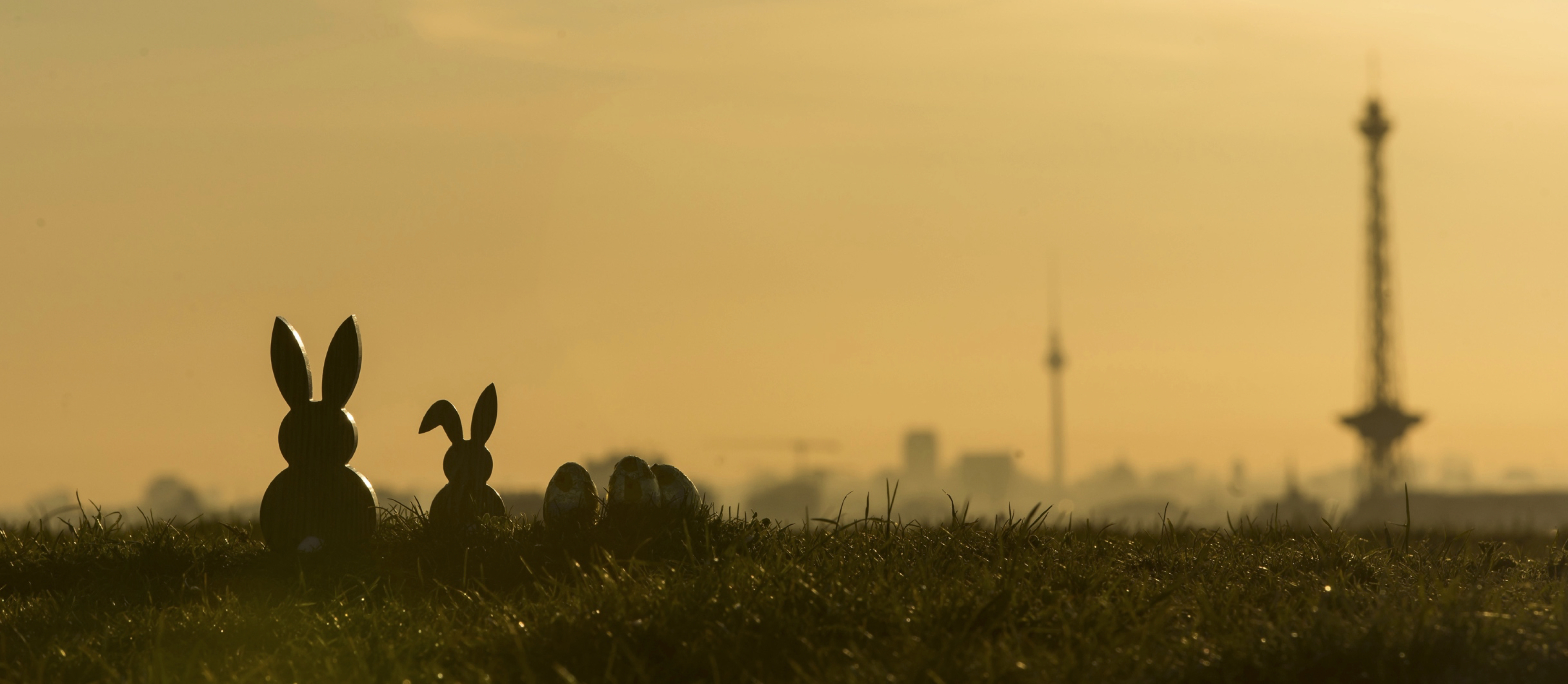Osterhasen vor einer Stadtsilhouette
