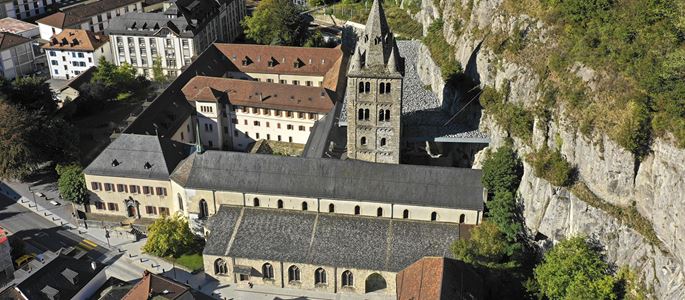 Luftbild der Abtei Saint-Maurice im Wallis