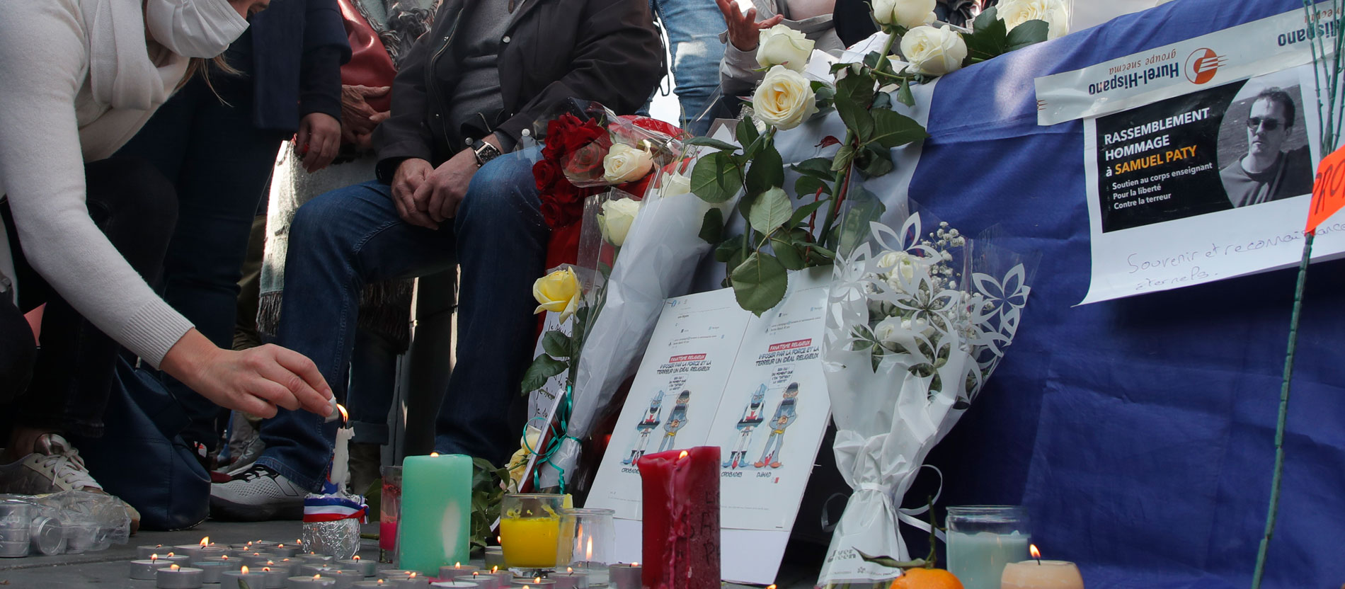 Auf dem Platz der Republik in Paris drückten Trauernde ihre Solidarität mit dem von Islamisten ermordeten Lehrer Samuel Paty aus.