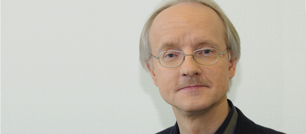 Portätfoto Ulrich Lüke, schlanker Mann Anfang 60 mit Brille und grauem Haar.