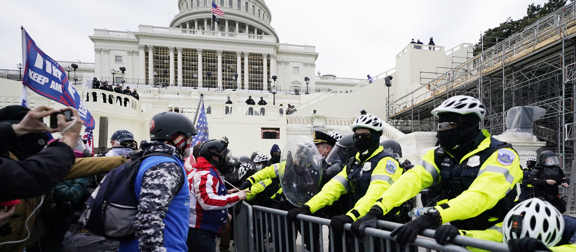 Trump-Unterstützer versuchen vor dem Kapitol eine Polizei-Barrikade zu durchbrechen