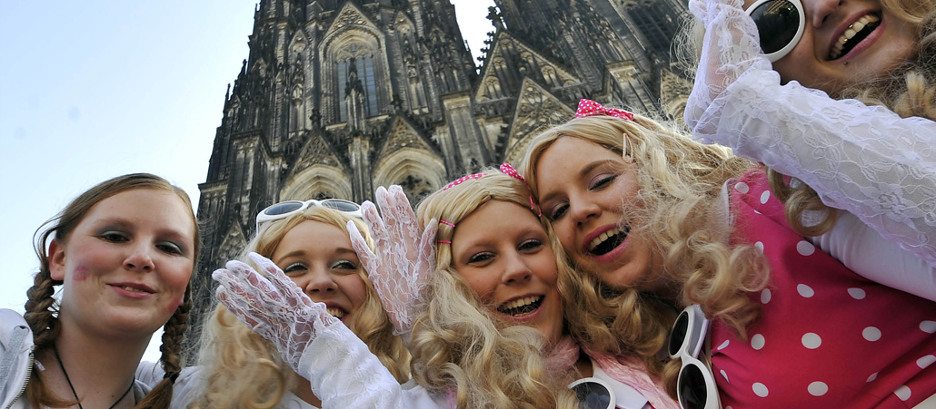 Närrinnen posieren am Donnerstag (03.03.11) vor dem Dom in Köln.
