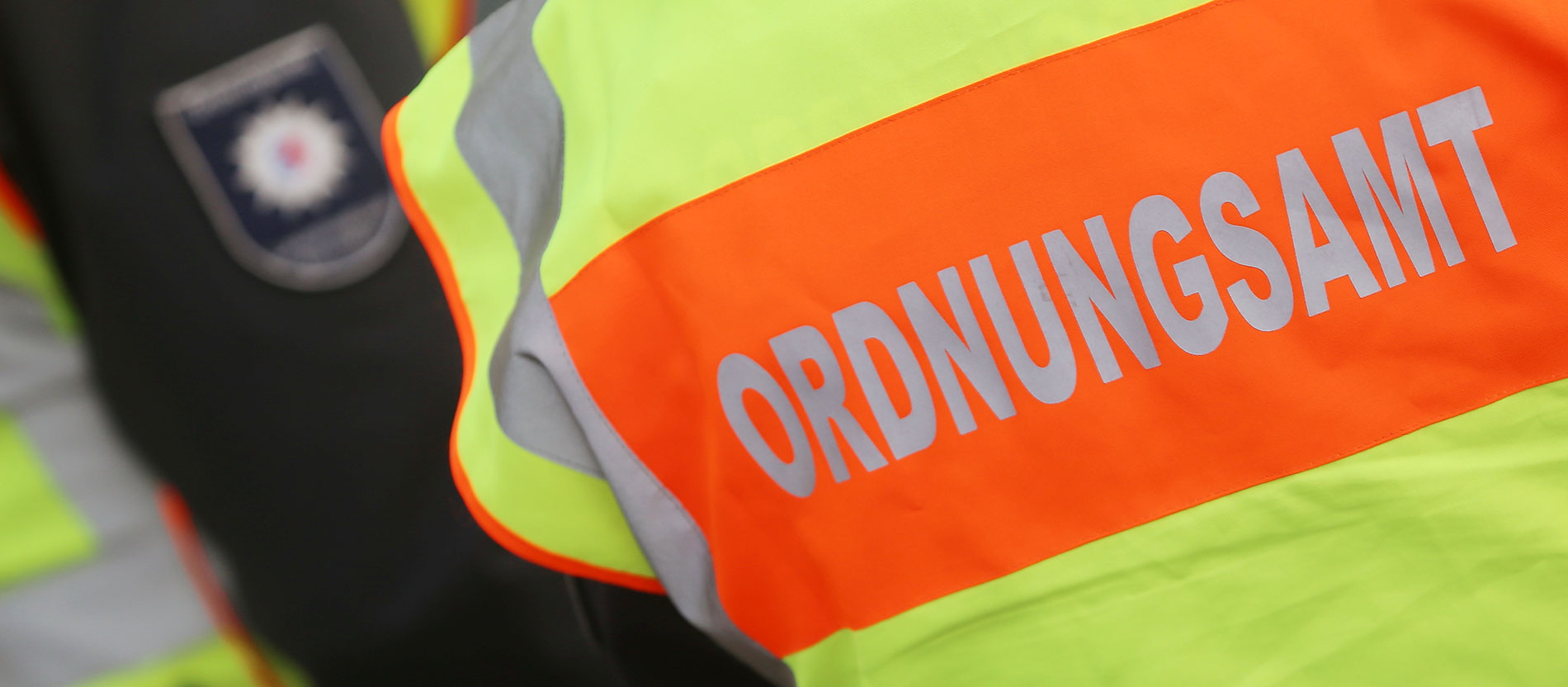 Eine Warnweste mit der Aufschrift Ordnungsamt