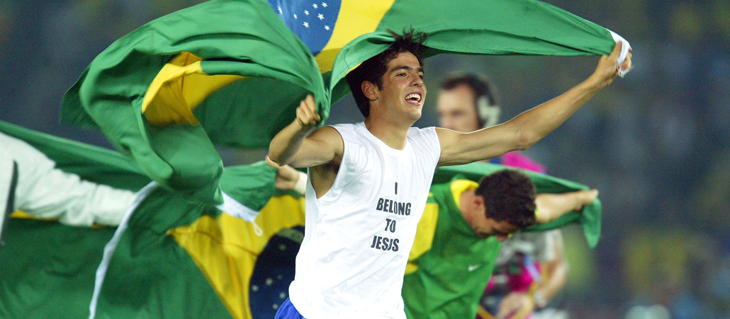 Wie viele Brasilianer trägt auch MIttelfeldspieler Kaka seinen Glauben gerne nach Außen. Nach dem Gewinn der WM 2002 in Japan und Südkorea zeigte er der ganzen Welt, zu wem er gehört.