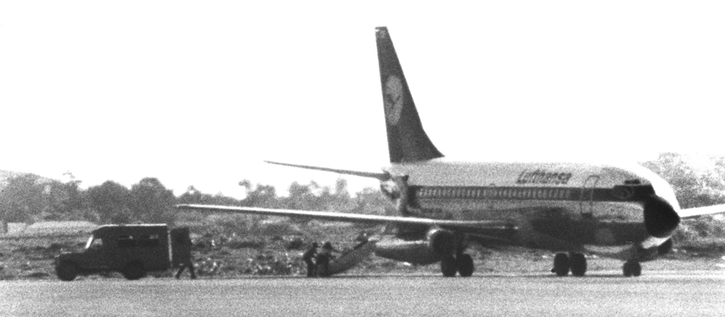 Historische Aufnahme des am 13. Oktober 1977 entführten Flugzeugs "Landshut" nach der Landung in Mogadischu (Somalia). 