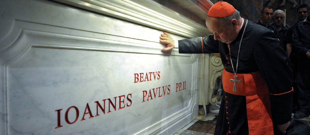 Kardinal Stanislaw Dziwisz, Erzbischof von Krakau, betet am Grab von Papst Johannes Paul II.
