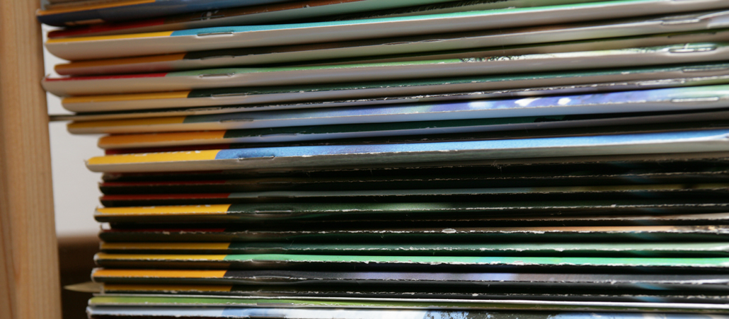 Ein Stapel Zeitschriften.