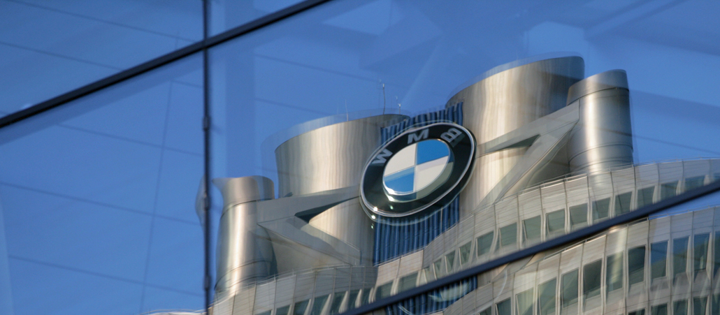Spiegelung der BMW-Firmenzentrale in der Fassade der BMW-Welt, München, im Oktober 2010