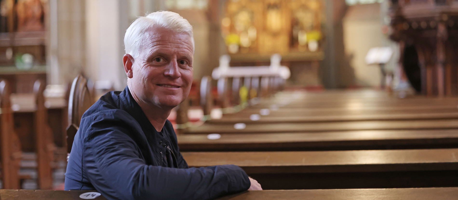Guido Cantz sitzt in einer Kirche 