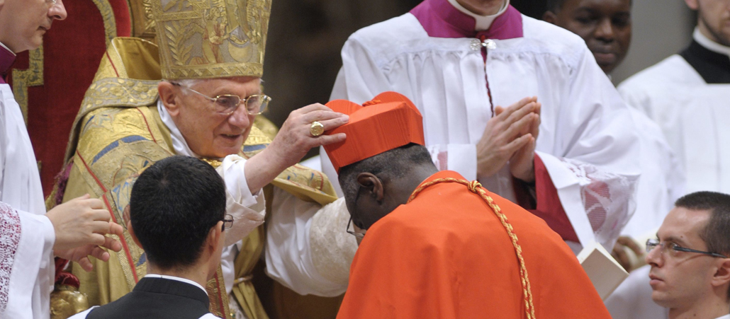 Papst Benedikt XVI. überreicht Kardinal Robert Sarah das Birett.