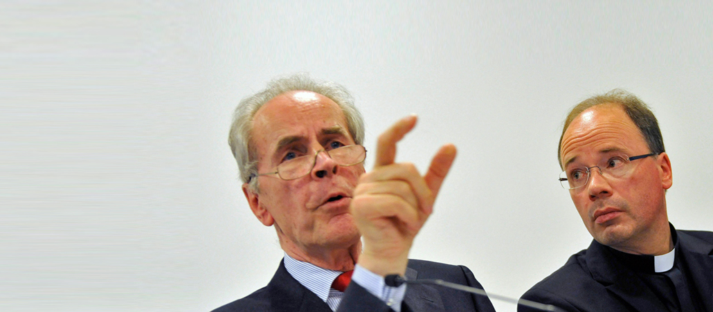 Der Leiter des Kriminologische Forschungsinstitut Niedersachsen e. V., Christian Pfeiffer (l), und der Beauftragte der Deutschen Bischofskonferenz für Fragen im Zusammenhang des sexuellen Missbrauchs an Minderjährigen im kirchlichen Bereich, Bischof Stephan Ackermann (r) sitzen am Mittwoch (13.07.2011) in Bonn bei einer Pressekonferenz zur Vorstellung von Forschungsprojekten zur Aufarbeitung sexuellen Missbrauchs durch Kleriker und Ordensleute auf dem Podium.