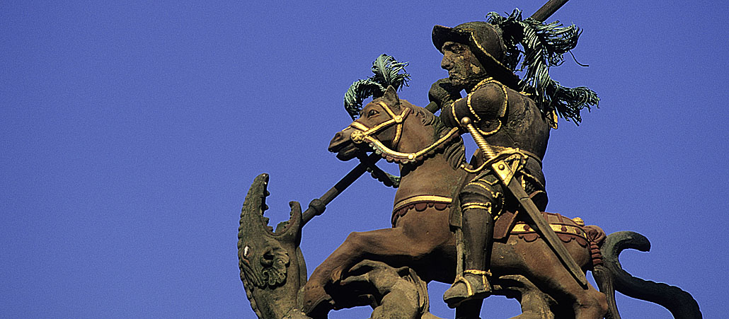 Der Sankt-Georgs-Brunnen im mittelfränkischen Rothenburg ob der Tauber zeigt die berühmte Legende vom Kampf Georgs mit dem Drachen.
