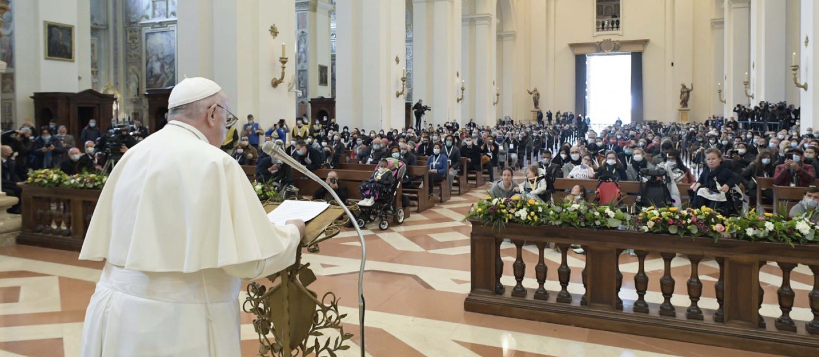 Papst Franziskus hält in der Basilika von Assisi eine Ansprache
