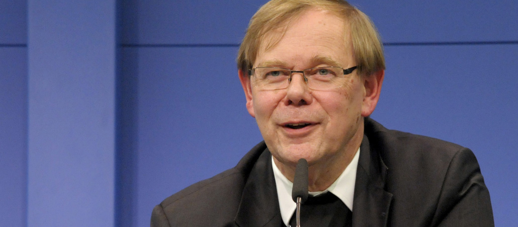 Pater Hans Langendörfer spricht in ein Mikrofon.
