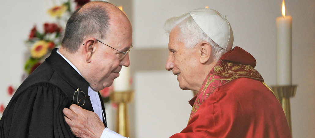 Der Ratsvorsitzende der Evangelischen Kirche in Deutschland (EKD), Präses Nikolaus Schneider, trifft Papst Benedikt XVI. am 23. September 2011 in Erfurt. Die beiden umarmen sich herzlich.
