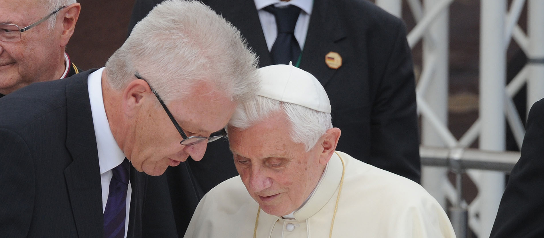 Winfried Kretschmann überreicht Papst Benedikt ein Geschenk (nicht im Bild)