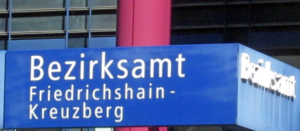 Auf dem Bild sieht man das Schild vor dem Eingang.