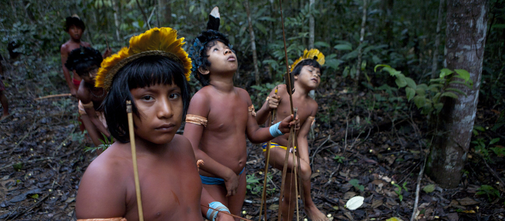 Drei junge Xingu Indianer im Amazonasgebiet.