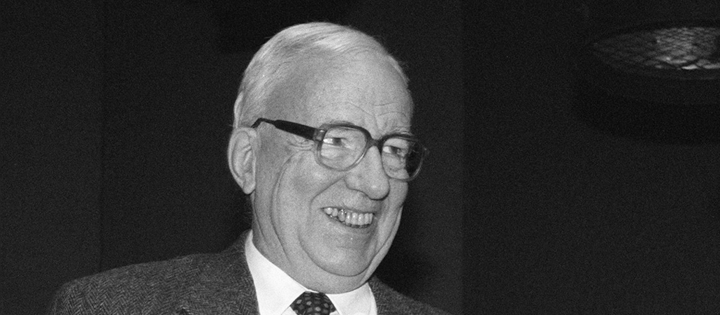 Der Schweizer Lyriker und reformierte Pfarrer Kurt Martin nimmt im Jahr 1997 einen Preis entgegen.
