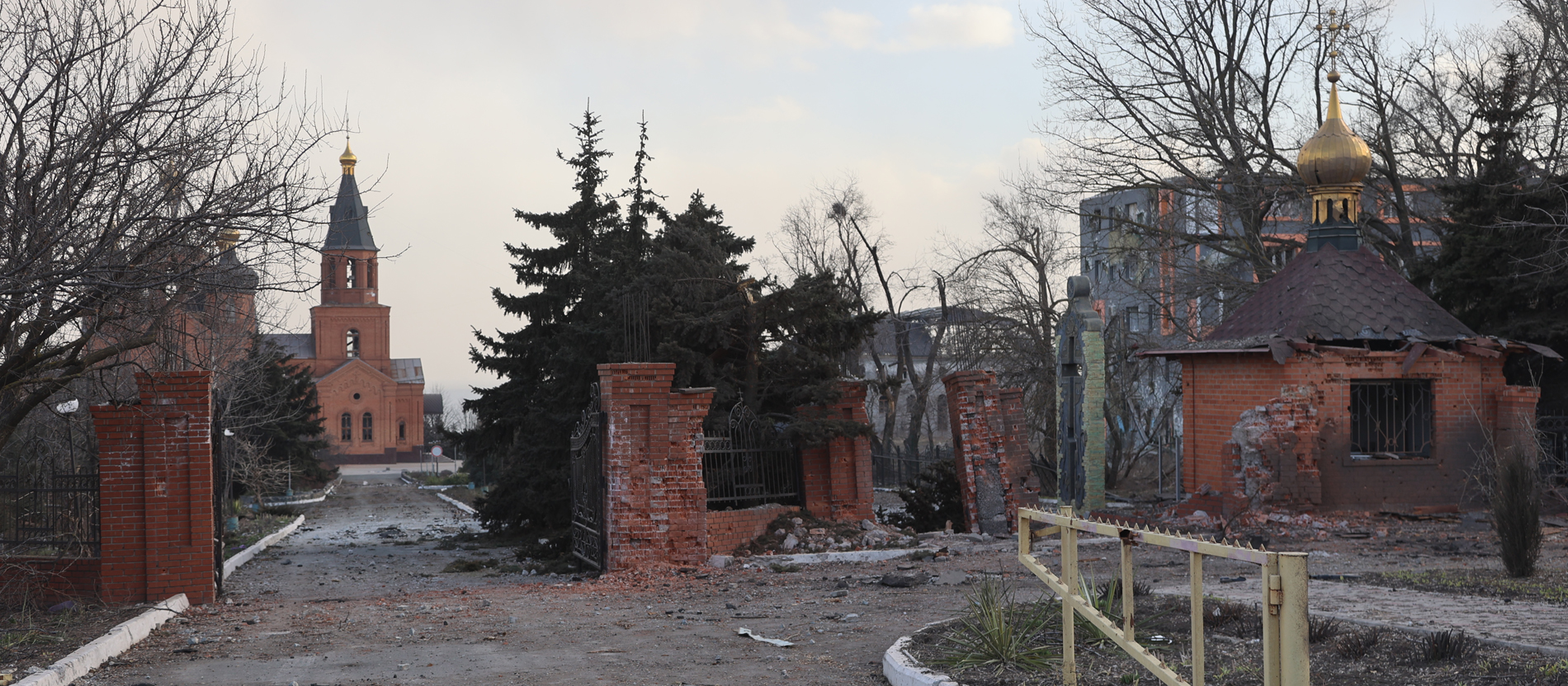 Eine durch den Krieg zerstörte Kirche und Gebäude im ukrainischen Mariupol