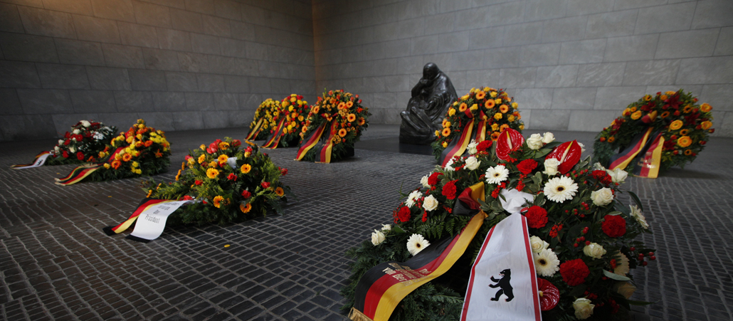 Kränze liegen am Sonntag in der zentralen Gedenkstätte der Bundesrepublik Deutschland für die Opfer von Krieg und Gewaltherrschaft in Berlin.