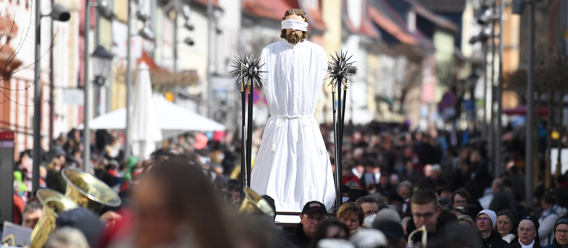 Gläubige tragen bei der Palmsonntagsprozession in Heiligenstadt die Darstellung 