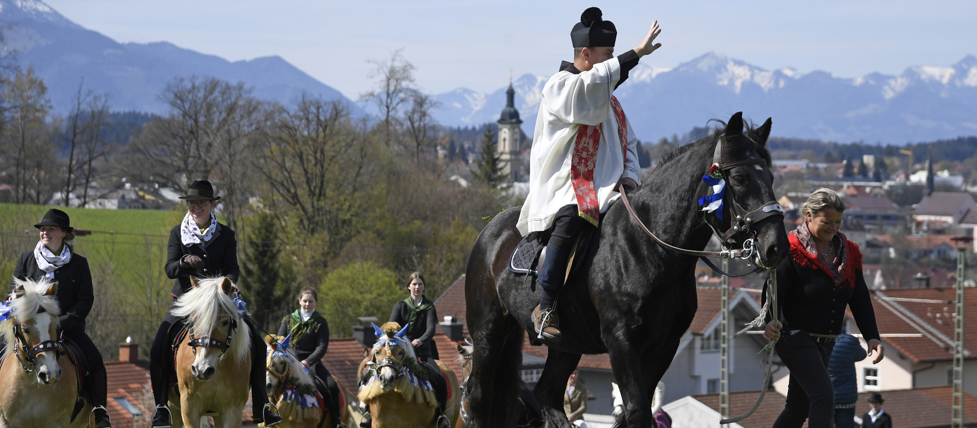 Mehrere Reiter beim Georgiritt im bayerischen Traunstein