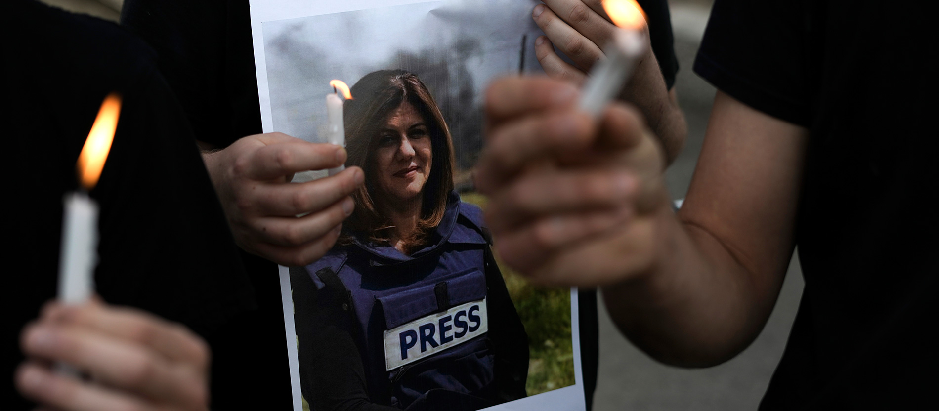 Trauernde Demonstranten zeigen ein Foto der getöteten Journalistin Shireen Abu Akleh