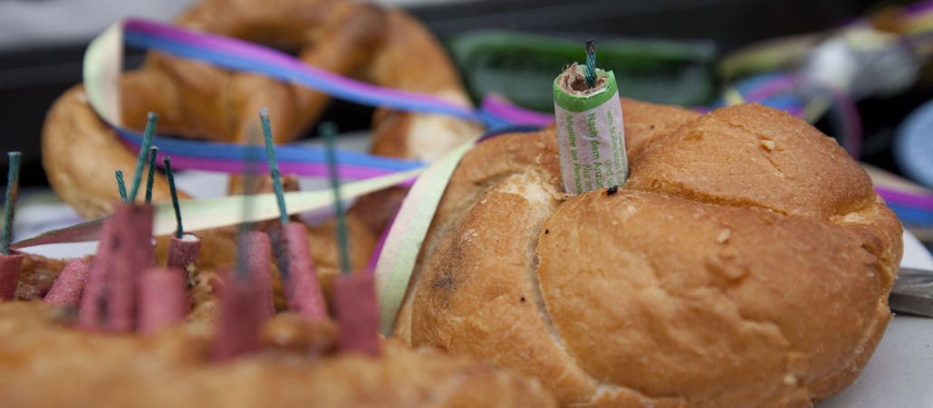 Böller ragen aus Brötchen heraus.