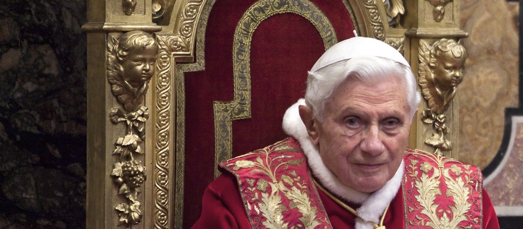 Es war ein Paukenschlag, den manche möglicherweise zunächst mit einem Faschingsscherz verwechselten: Am 11. Februar 2013, am Rosenmontag, gab Benedikt XVI. den überrumpelten Kardinälen in einem Konsortium bekannt, er werde zu Ende des Monats zurücktreten. Damit stellte er nicht nur den Vatikan vor große organisatorische Herausforderungen, sondern schrieb auch Kirchengeschichte. Der Deutsche war nach Coelestin V. im Jahr 1294 der erste Papst, der freiwillig auf sein Amt verzichtete. 