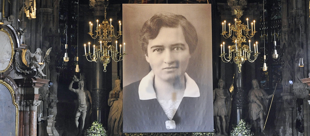 Ein Banner mit dem Foto von Hildegard Burjan hängt bei ihrer Seligsprechung am 29. Januar 2012 im Wieder Stephansdom.
