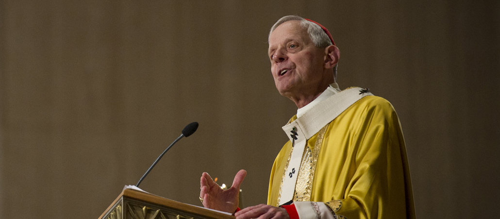 Kardinal Donald Wuerl, ein hagerer, älterer Mann mit goldenem Gewand, predigt in einer Kirche.