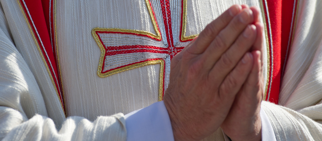 Ein Bischof faltet am Donnerstag (17.05.2012) in Mannheim auf dem Ehrenhof des Schlosses beim Eröffnungsgottesdienst des 98. Katholikentags die Hände zum Gebet.