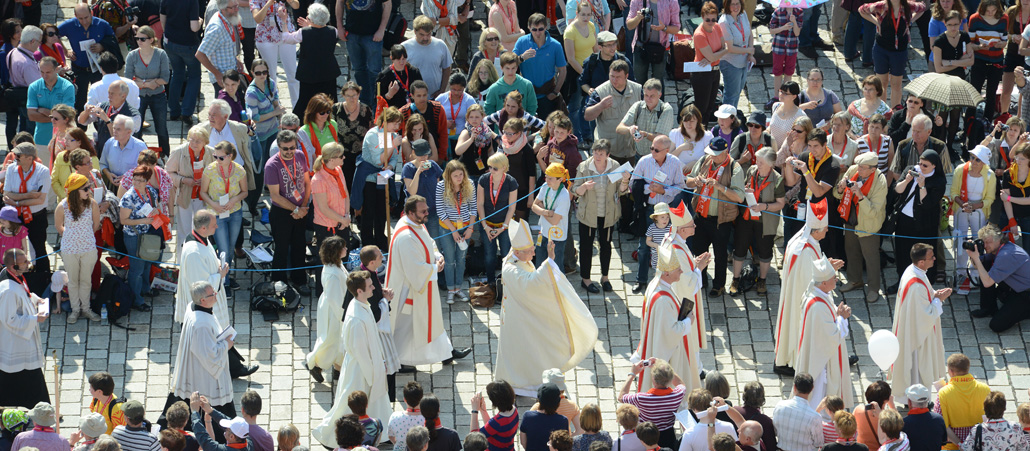 Bischöfe und Laien bei einem Gottesdienst im Freien