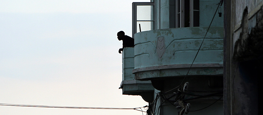 Ein Mann steht auf einem Balkon in Havana, Cuba