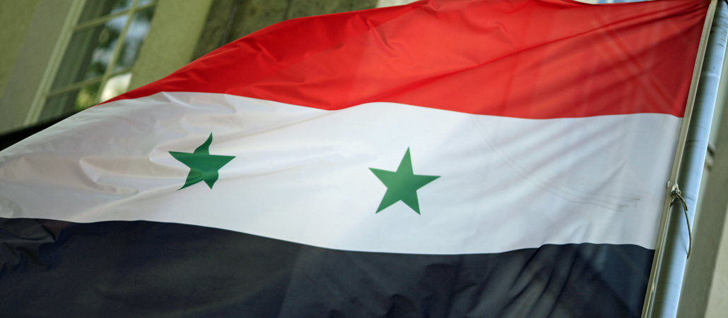 Die syrische Flagge an der Botschaft des Landes in Berlin.
