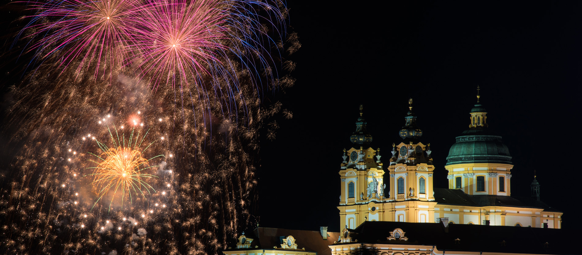 Die Kirche des österreichischen Stiftes Melk bei nächtlichem Feuerwerk.