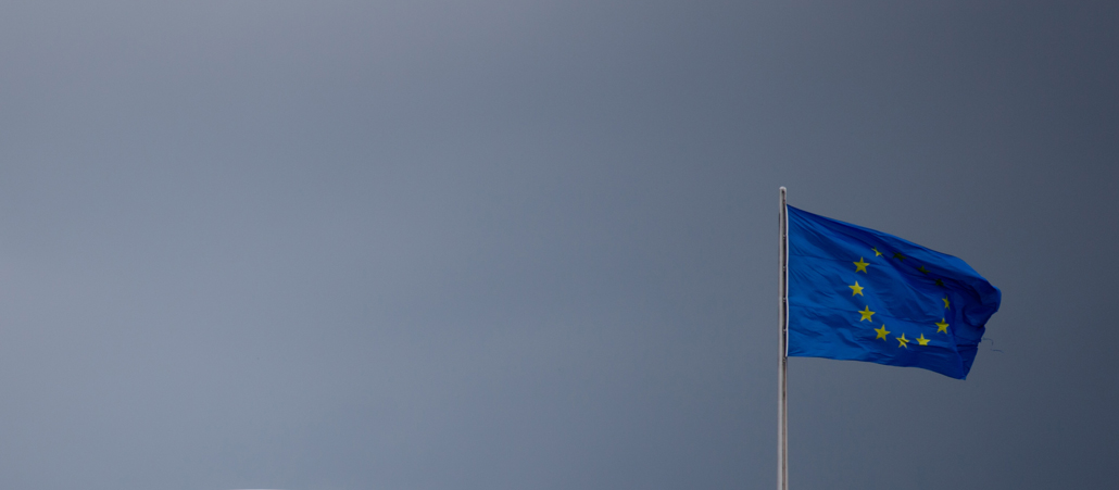Dunkle Wolken sind über dem Reichstag und der Europa-Flagge in Berlin zu sehen.