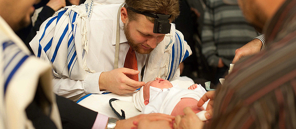 Die Beschneidung eines jüdischen Jungen in einer Synagoge.