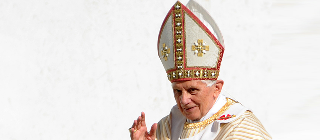 Allein dem Papst ist der Fanon vorbehalten: Dabei handelt es sich um ein Schultergewand, das nach dem Zweiten Vatikanischen Konzil aber nur noch wenige Male getragen wurde. Der kreisrunde aus Seide hergestellte Fanon ist mit weißen und goldenen Streifen verziert und hat einen Durchmesser von rund 92 Zentimetern. 