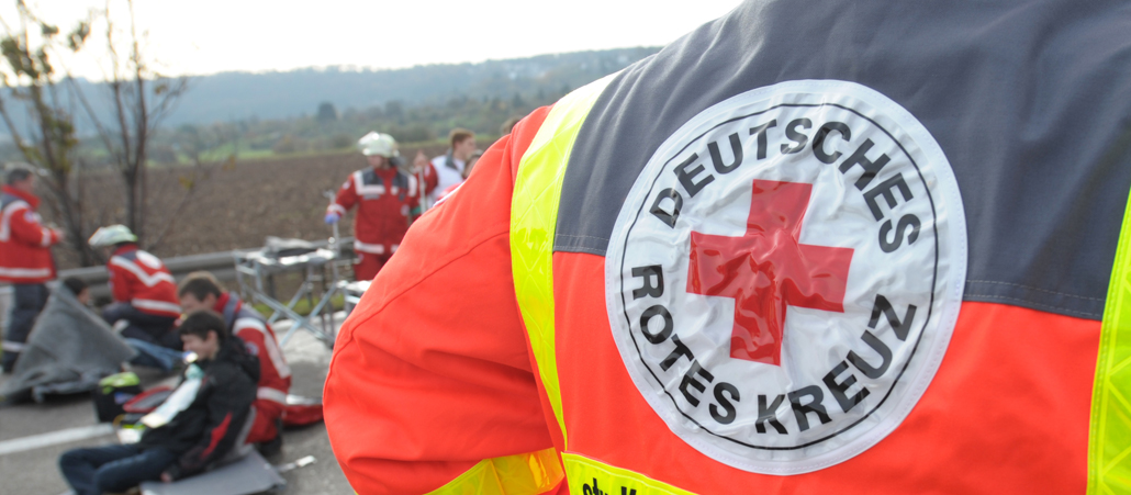 Ein Mitarbeiter des Deutschen Roten Kreuzes während einer Katastrophenübung.