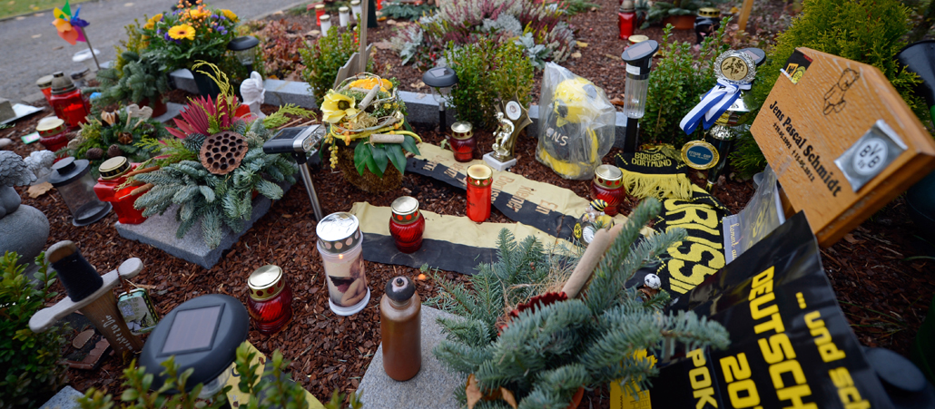 Vater Andreas Flamme kommt am 13.11.2012 in Dortmund (Nordrhein-Westfalen) zum Grab seines Sohnes Jens Pascal Schmidt.