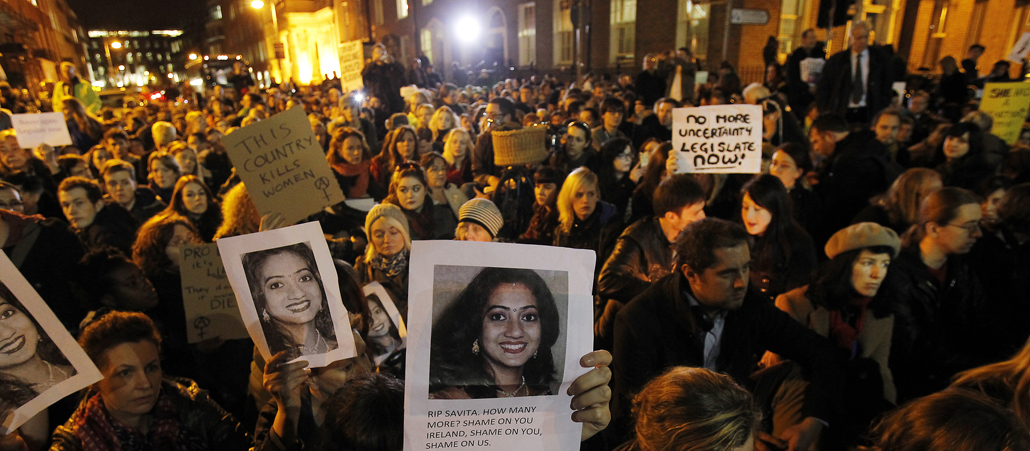 Menschen demonstrieren in Dublin nach dem Tod der schwangeren Savita Halappanavar.