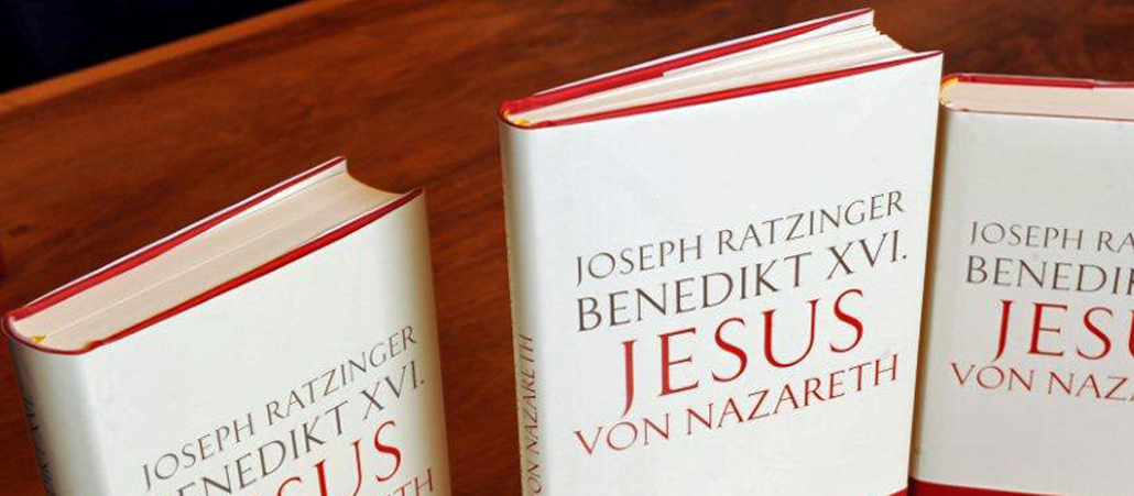 Mehrere Exemplare des neuen Papst-Buches.