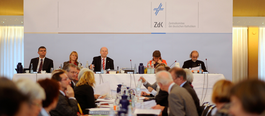 Mitglieder des Zentralkomitees der deutschen Katholiken (ZdK) sitzen am 23.11.2012 auf der Herbstversammlung des Zdk in Bonn-