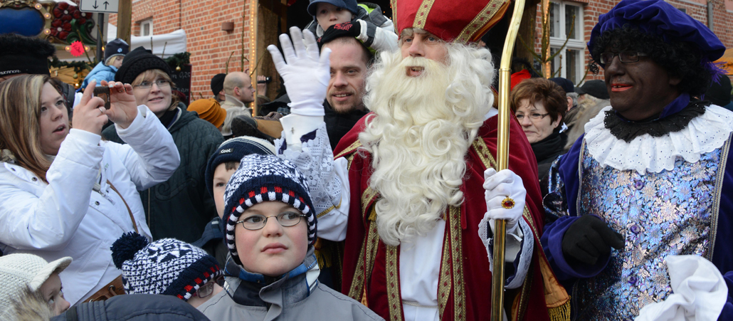 Neben ihm steh der Zwarte Piet.