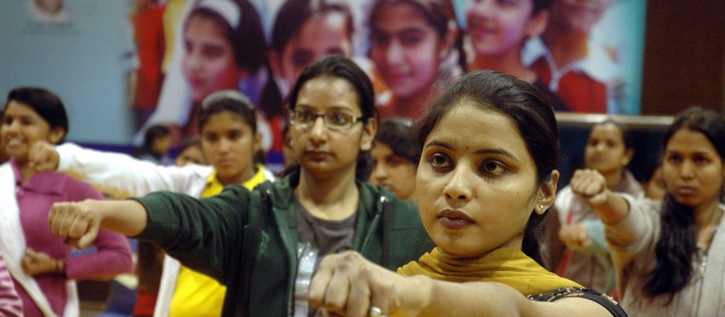 Indische Frauen nehmen in Bhopal an einem Selbstverteidigungskurs teil.