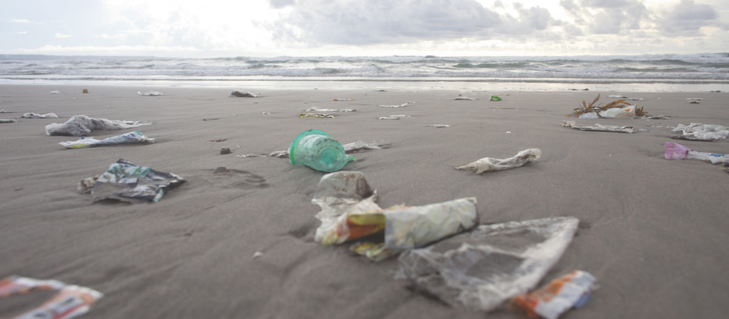 Plastikmüll am Strand von Bali