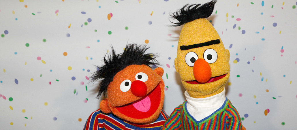 Die Sesamstraße feiert 2013 ihr 40-jähriges Jubiläum. Die berühmtesten Handpuppen sind Ernie und Bert.